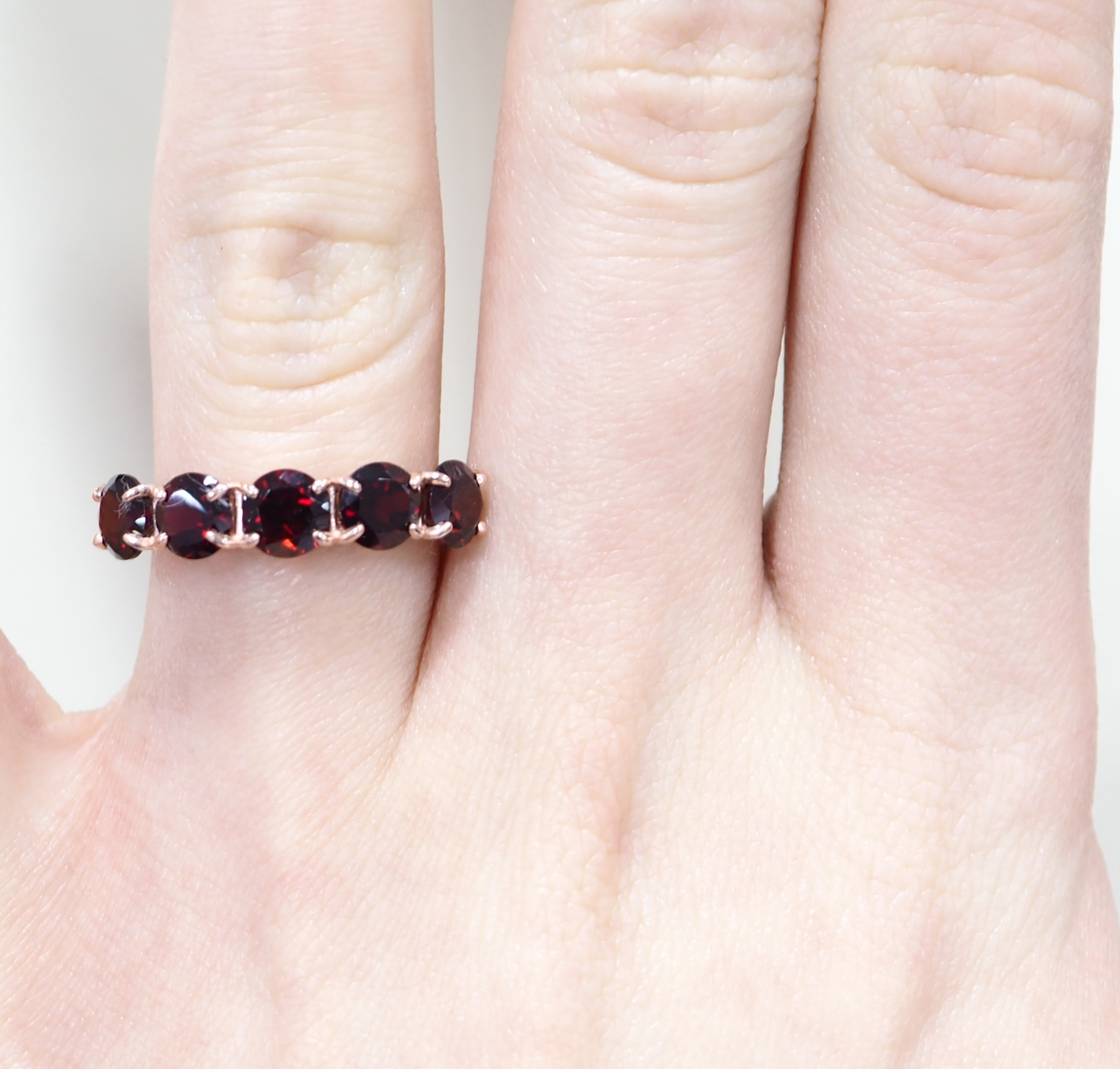 Серебряное кольцо 925 пробы; вставки 5 Гранат;